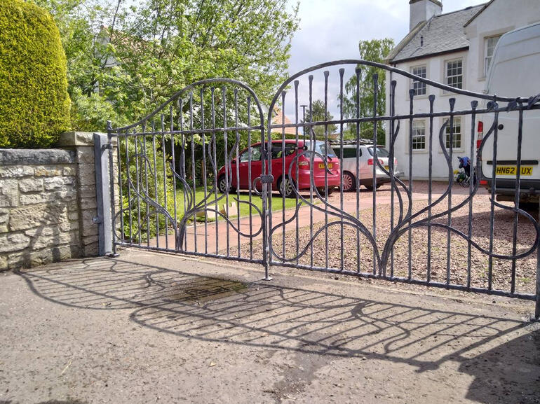Gate