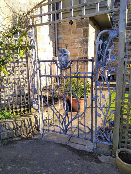 Gate